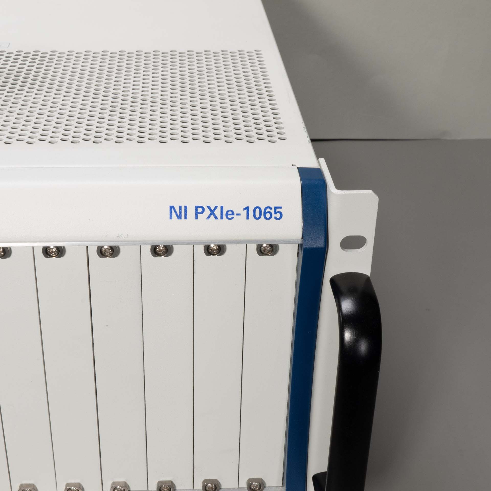 National Instruments PXIe-1065 Rev. 2.0 (P/N 779730-01) 18-Slot PXI Express Chassis